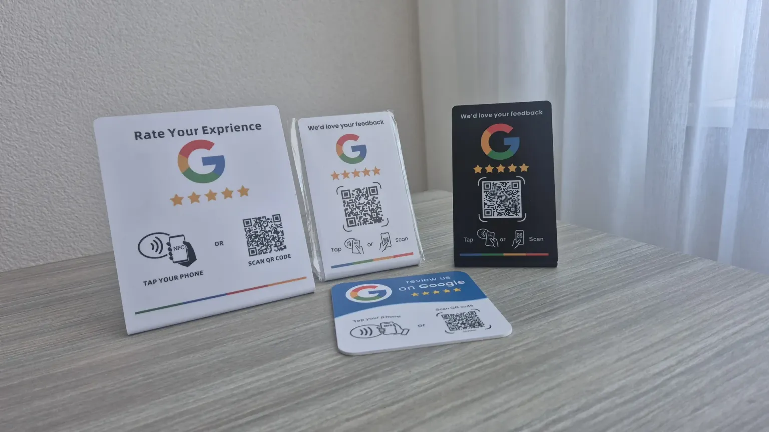 Google review bordjes en reviewkaart met NFC en QR-code van ReviewWinkel, ontvangen door WebsiteExpert